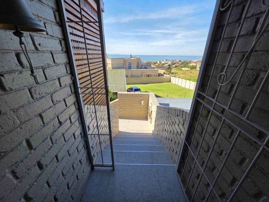 4 Bedroom Property for Sale in Wavecrest Eastern Cape